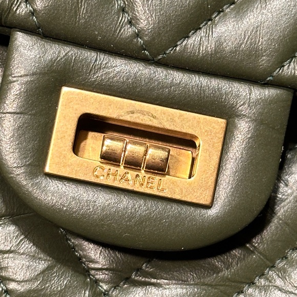 NEW Chanel 2.55 225 Reissue 16A Green Chevron Calfskin GHW Small Flap Classic - Picture 7 of 13